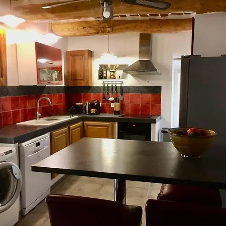 Holiday home La Maison De Lily, Cosy Dans Le Vieux-hyeres, Parking Gratuit Hyeres